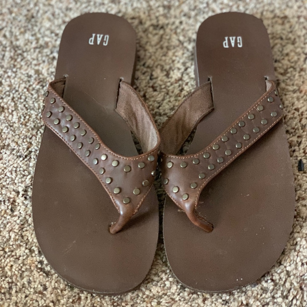 Gap brown leather flip flops